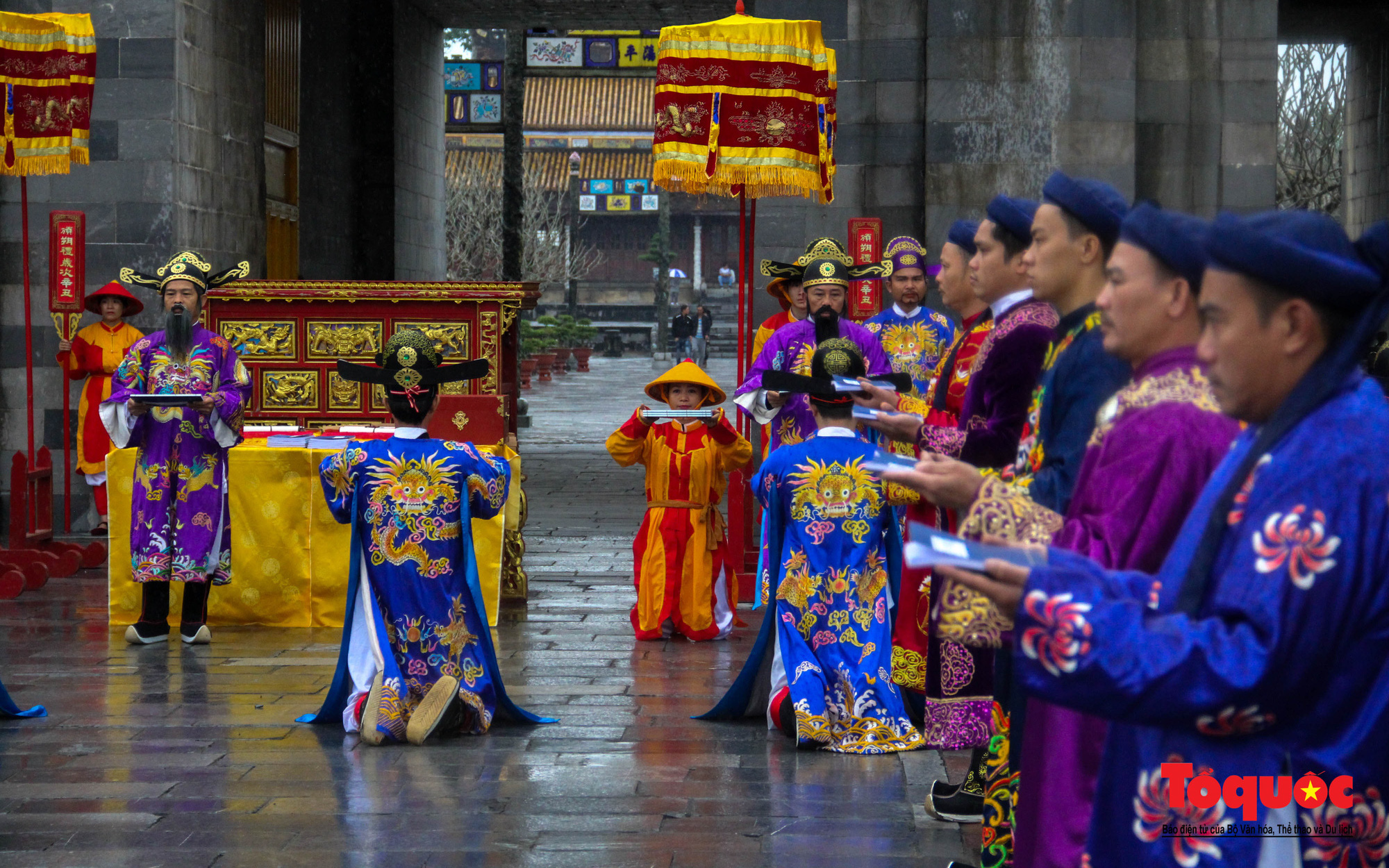Du khách thích thú xem tái hiện lễ Ban Sóc của triều Nguyễn, nhận lịch tặng nhân dịp đón năm mới