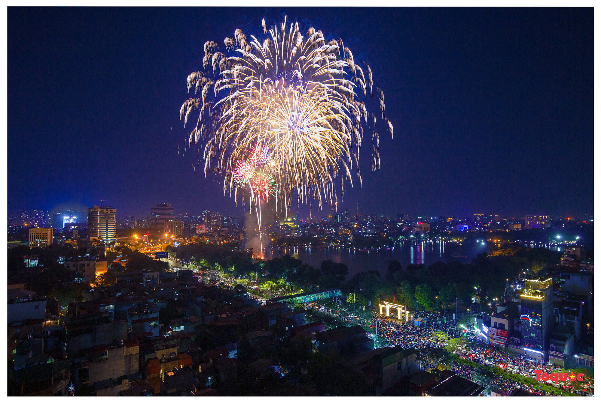 Chùm ảnh: Mãn nhãn với màn pháo hoa chào đón năm mới tại thủ đô Hà Nội - Ảnh 9.