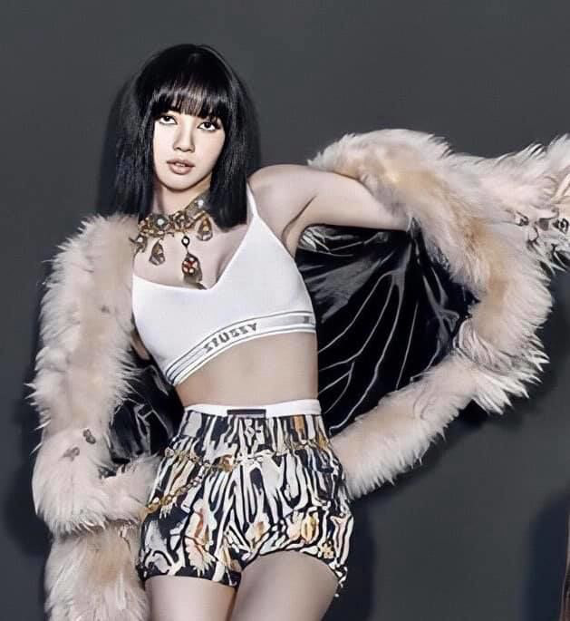 Xịt máu mũi vì loạt ảnh Lisa (BLACKPINK) trang điểm đậm, lại còn bức tử vòng 1 ngồn ngộn, nhưng sự thật ra sao? - Ảnh 4. Xịt máu mũi vì loạt ảnh Lisa (BLACKPINK) trang điểm đậm, lại còn bức tử vòng 1 ngồn ngộn, nhưng sự thật ra sao? - Ảnh 4.
