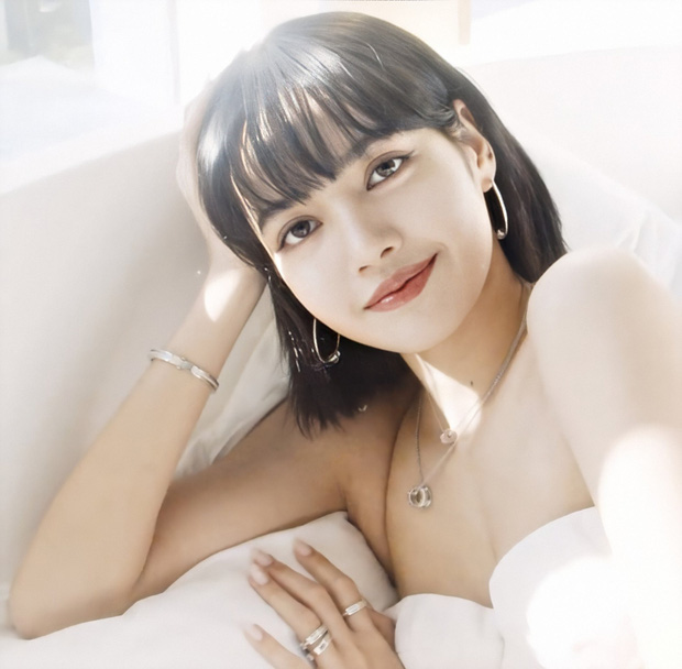 Xịt máu mũi vì loạt ảnh Lisa (BLACKPINK) trang điểm đậm, lại còn bức tử vòng 1 ngồn ngộn, nhưng sự thật ra sao? - Ảnh 5. Xịt máu mũi vì loạt ảnh Lisa (BLACKPINK) trang điểm đậm, lại còn bức tử vòng 1 ngồn ngộn, nhưng sự thật ra sao? - Ảnh 5.