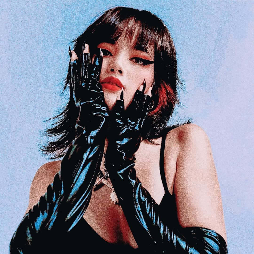 Xịt máu mũi vì loạt ảnh Lisa (BLACKPINK) trang điểm đậm, lại còn bức tử vòng 1 ngồn ngộn, nhưng sự thật ra sao? - Ảnh 3. Xịt máu mũi vì loạt ảnh Lisa (BLACKPINK) trang điểm đậm, lại còn bức tử vòng 1 ngồn ngộn, nhưng sự thật ra sao? - Ảnh 3.