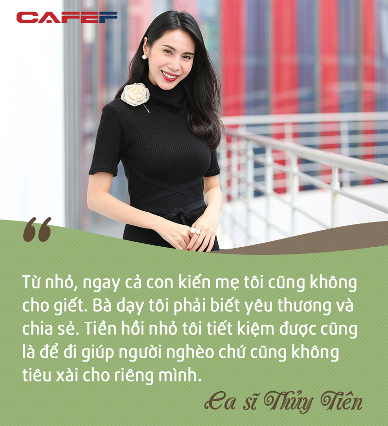 2 triệu đồng và câu chuyện thay đổi hoàn toàn quan niệm sống của Thủy Tiên: Từ nữ ca sĩ mất ăn mất ngủ vì hàng hiệu tới cô tiên giữa đời thực, xắn quần lội vào vùng lũ - Ảnh 4.