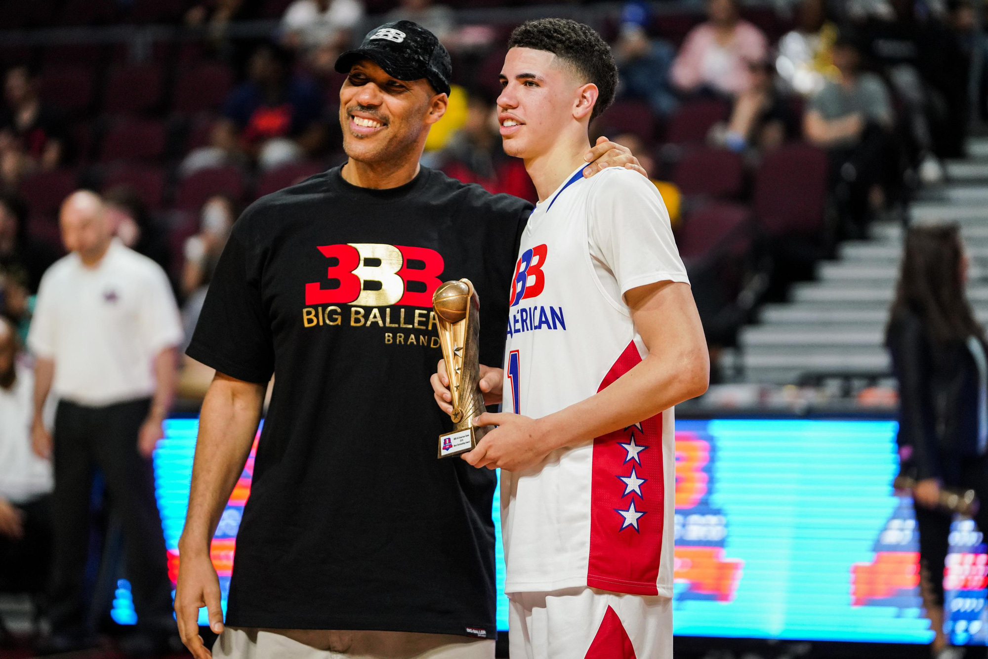 Viết nên lịch sử NBA ở tuổi 19, LaMelo Ball khiến cha tự hào: &quot;Con tôi là ngôi sao từ trong trứng&quot; - Ảnh 2.