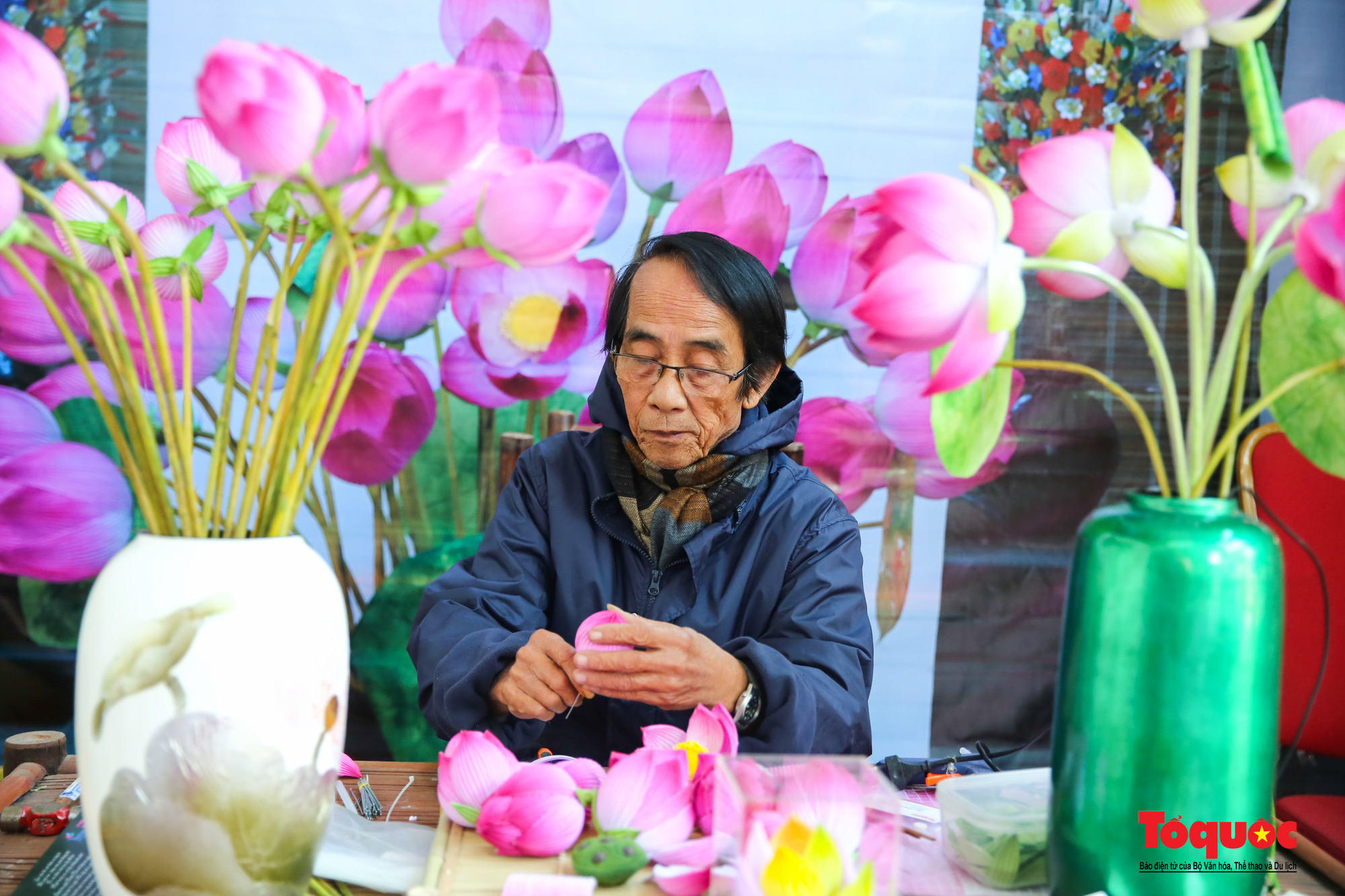 Rực rỡ sắc màu hoa Tết tại làng nghề hoa giấy hơn 300 tuổi - Ảnh 10.