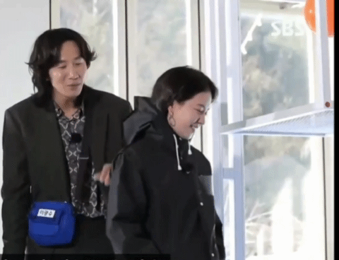 Chỉ với 1 động thái nhỏ với Song Ji Hyo diễn ra trong 3 giây, Lee Kwang Soo đã lộ rõ nét tính cách thật ngoài đời - Ảnh 3. Chỉ với 1 động thái nhỏ với Song Ji Hyo diễn ra trong 3 giây, Lee Kwang Soo đã lộ rõ nét tính cách thật ngoài đời - Ảnh 3.
