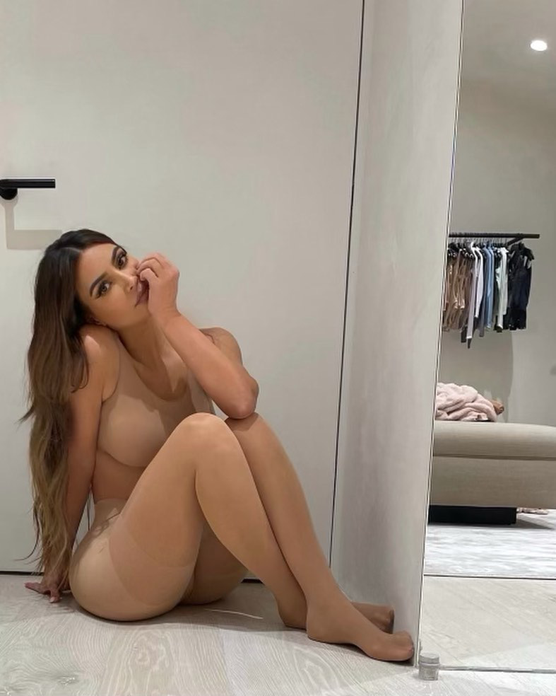 Kim Kardashian đăng ảnh mặc nội y sexy đến nghẹt thở nhưng lại lộ dấu hiệu toang với Kanye West - Ảnh 3. Kim Kardashian đăng ảnh mặc nội y sexy đến nghẹt thở nhưng lại lộ dấu hiệu toang với Kanye West - Ảnh 3.