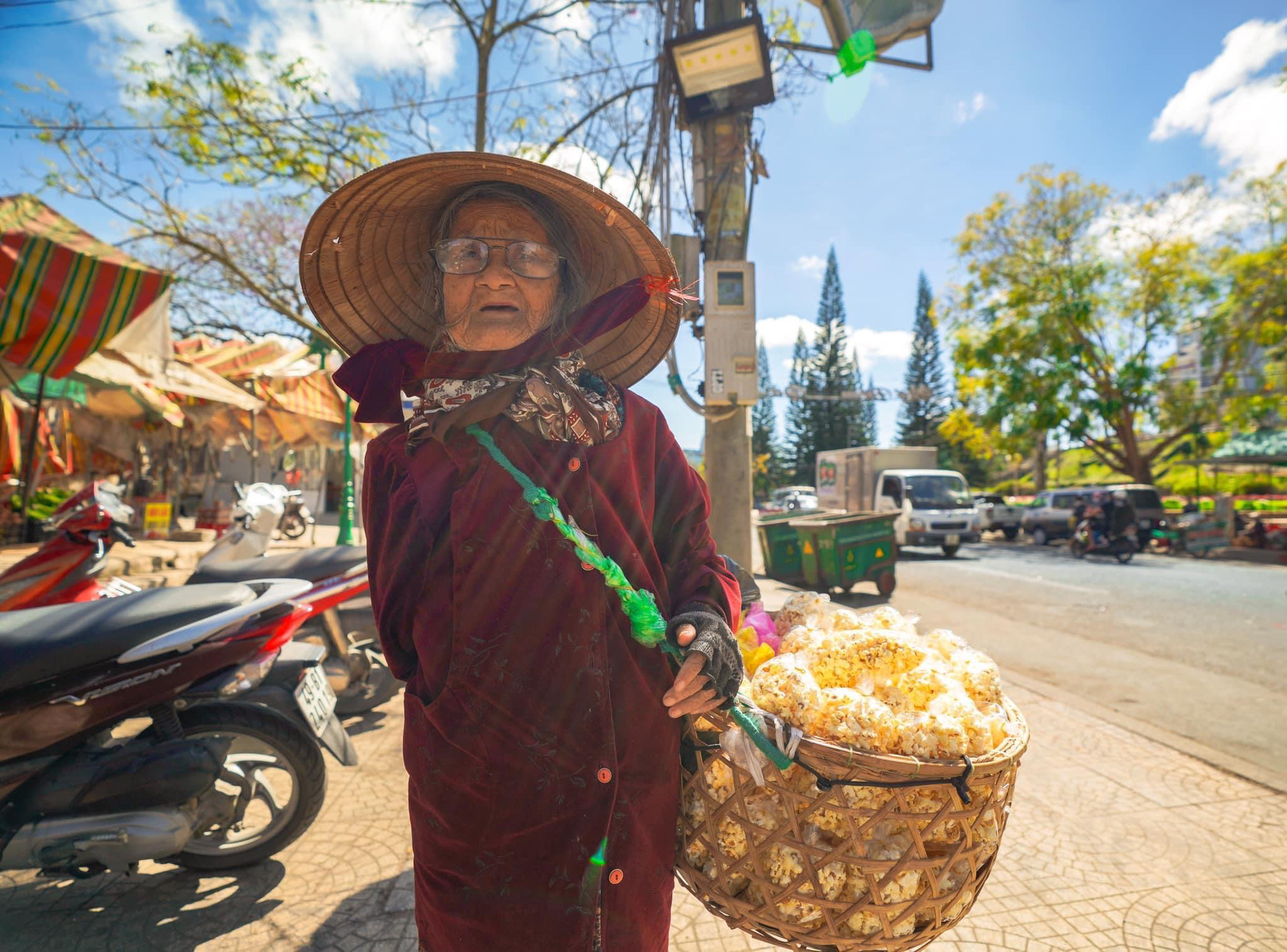 Gặp bà cụ 94 tuổi bán bỏng ngô dạo khắp Đà Lạt: Mỗi bức ảnh là câu chuyện khiến người ta cảm động  - Ảnh 8.