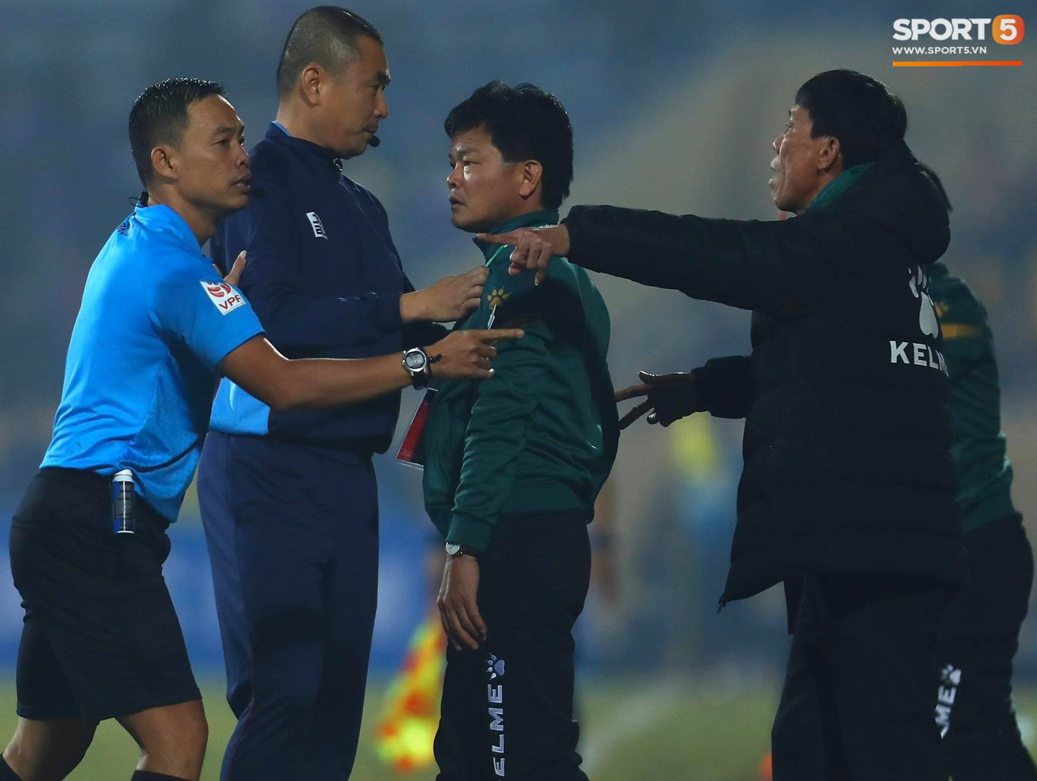 Ngoại binh Hà Nội FC &quot;vung tay trúng má&quot; cầu thủ Nam Định, bị CĐV ném chai nước suýt trúng người - Ảnh 6.