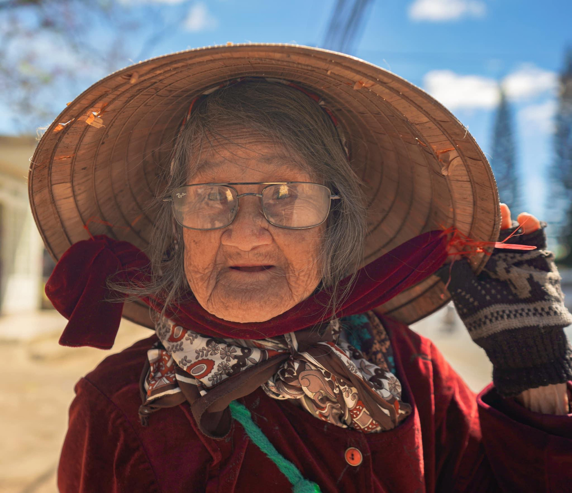 Gặp bà cụ 94 tuổi bán bỏng ngô dạo khắp Đà Lạt: Mỗi bức ảnh là câu chuyện khiến người ta cảm động  - Ảnh 1.