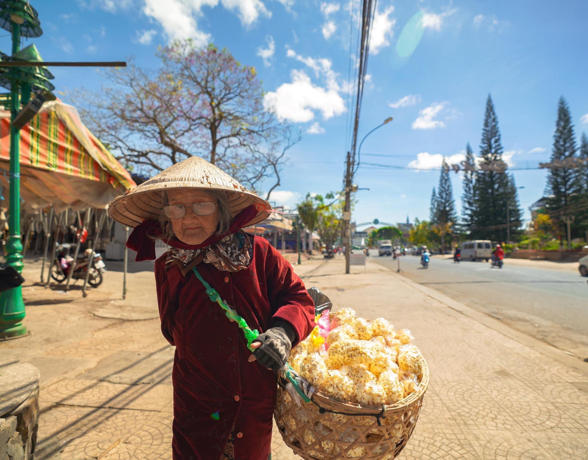 Gặp bà cụ 94 tuổi bán bỏng ngô dạo khắp Đà Lạt: Mỗi bức ảnh là câu chuyện khiến người ta cảm động  - Ảnh 5.