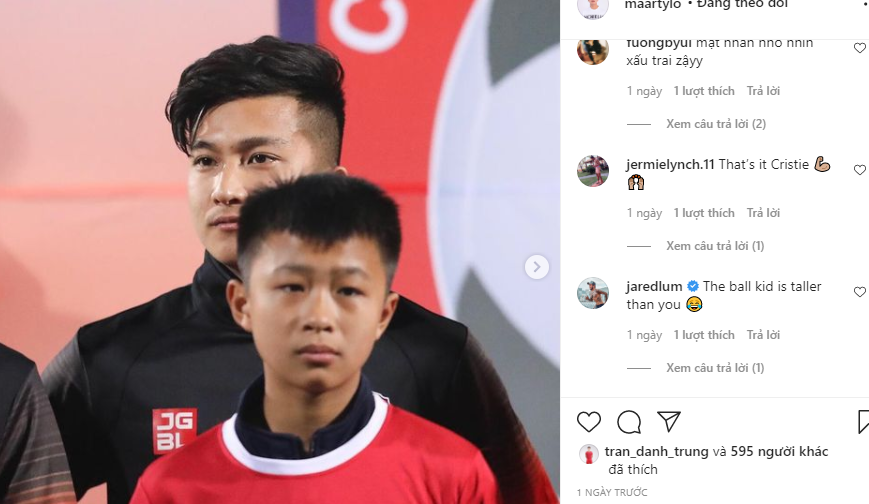 Cầu thủ Việt kiều bị troll vì &quot;lùn&quot; hơn cả cậu bé mascot - Ảnh 1.