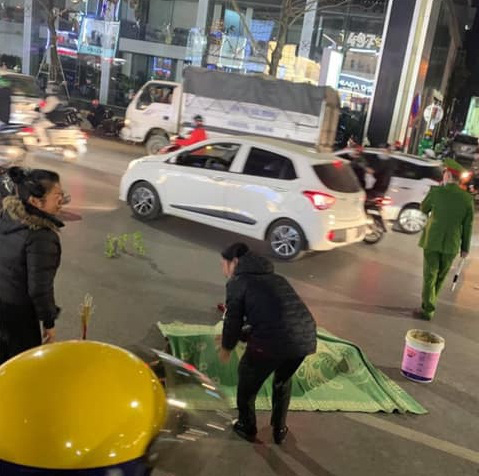 Vụ xe máy tông tử vong cụ bà khi qua đường ở Hà Nội: Thêm một nữ sinh tử vong, công an trích xuất camera điều tra - Ảnh 1.