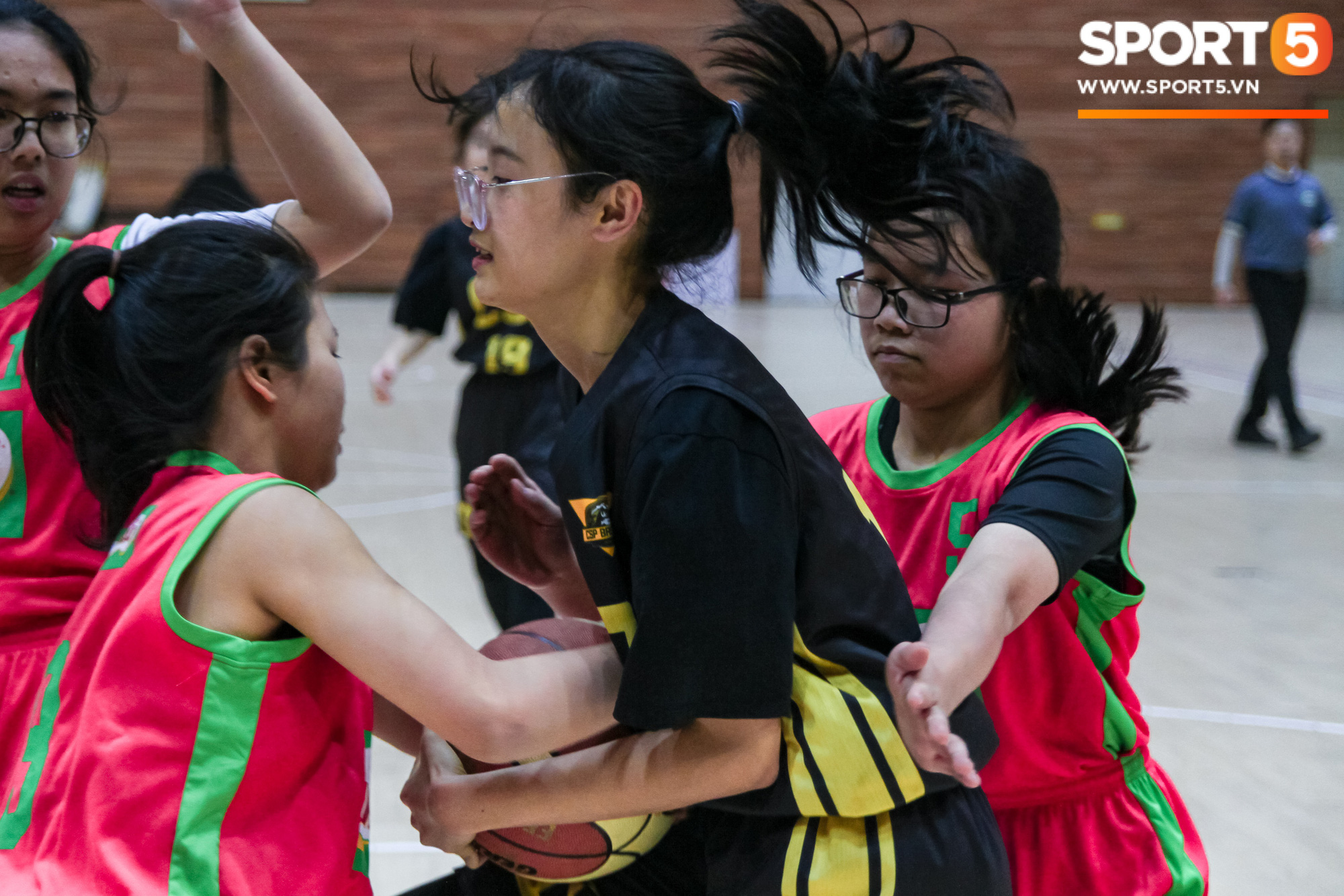 Mê mẩn vẻ đẹp của các nữ cầu thủ tại giải học sinh Hà Nội - Ảnh 11.