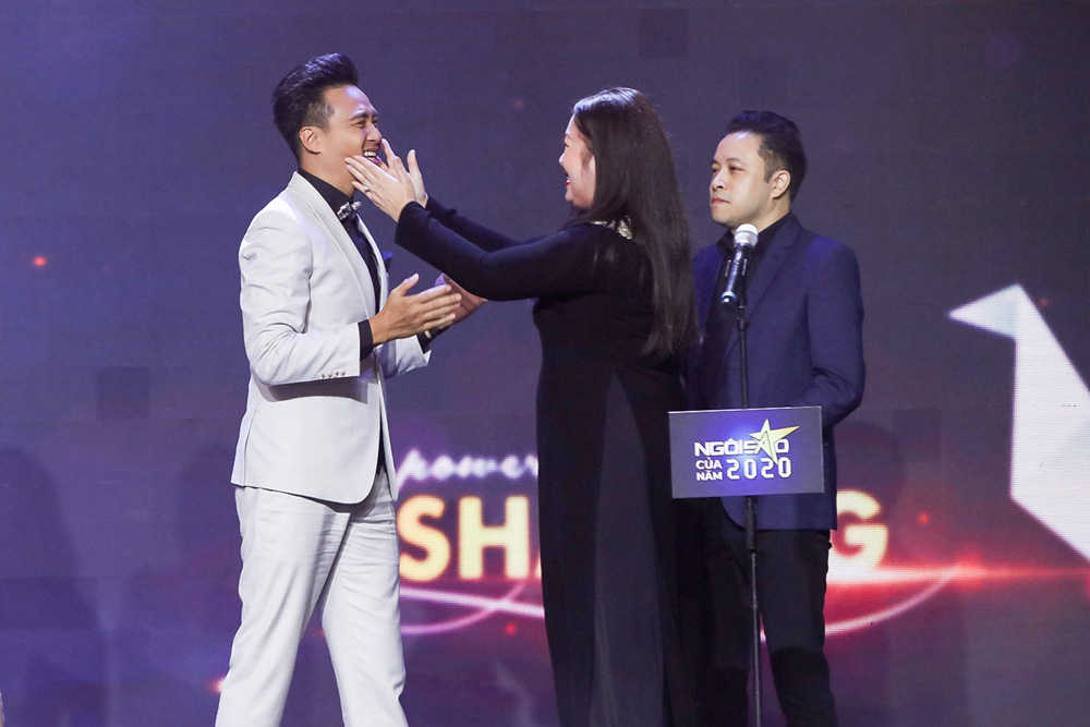 Thanh Duy xúc động cảm ơn NSND Hồng Vân khi nhận giải Nam ngôi sao phim ảnh - Ảnh 3.