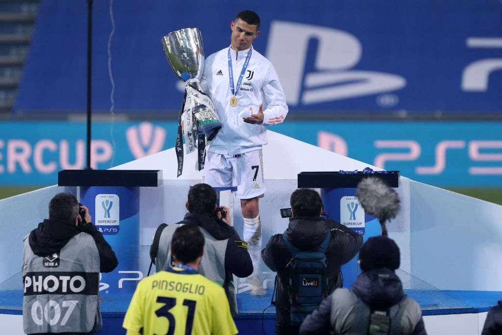 Ronaldo cười toe toét, hạnh phúc hôn cúp vô địch trong ngày chính thức trở thành CHÂN SÚT VĨ ĐẠI NHẤT lịch sử - Ảnh 6.