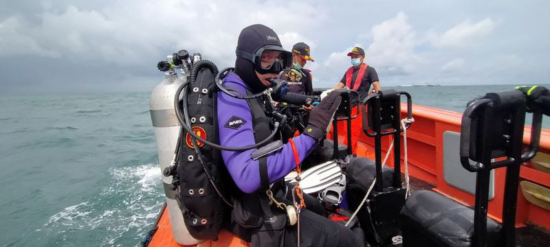 Tiết lộ đáng sợ của thợ lặn tìm kiếm xác máy bay Indonesia: Phi cơ nát vụn, chỉ thấy những mảnh thi thể nạn nhân - Ảnh 1.