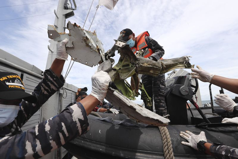 Tiết lộ đáng sợ của thợ lặn tìm kiếm xác máy bay Indonesia: Phi cơ nát vụn, chỉ thấy những mảnh thi thể nạn nhân - Ảnh 2.