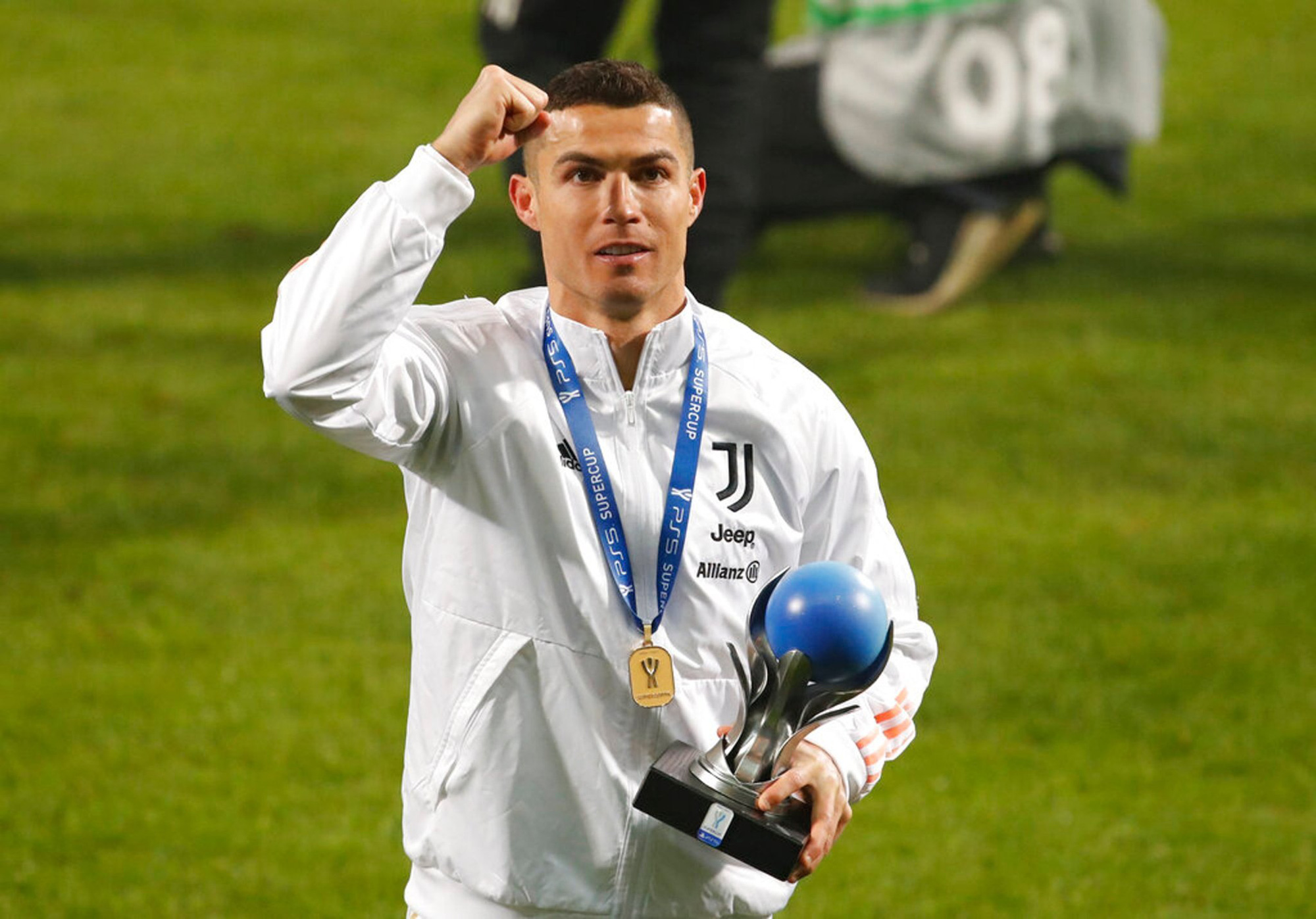Ronaldo cười toe toét, hạnh phúc hôn cúp vô địch trong ngày chính thức trở thành CHÂN SÚT VĨ ĐẠI NHẤT lịch sử - Ảnh 9.