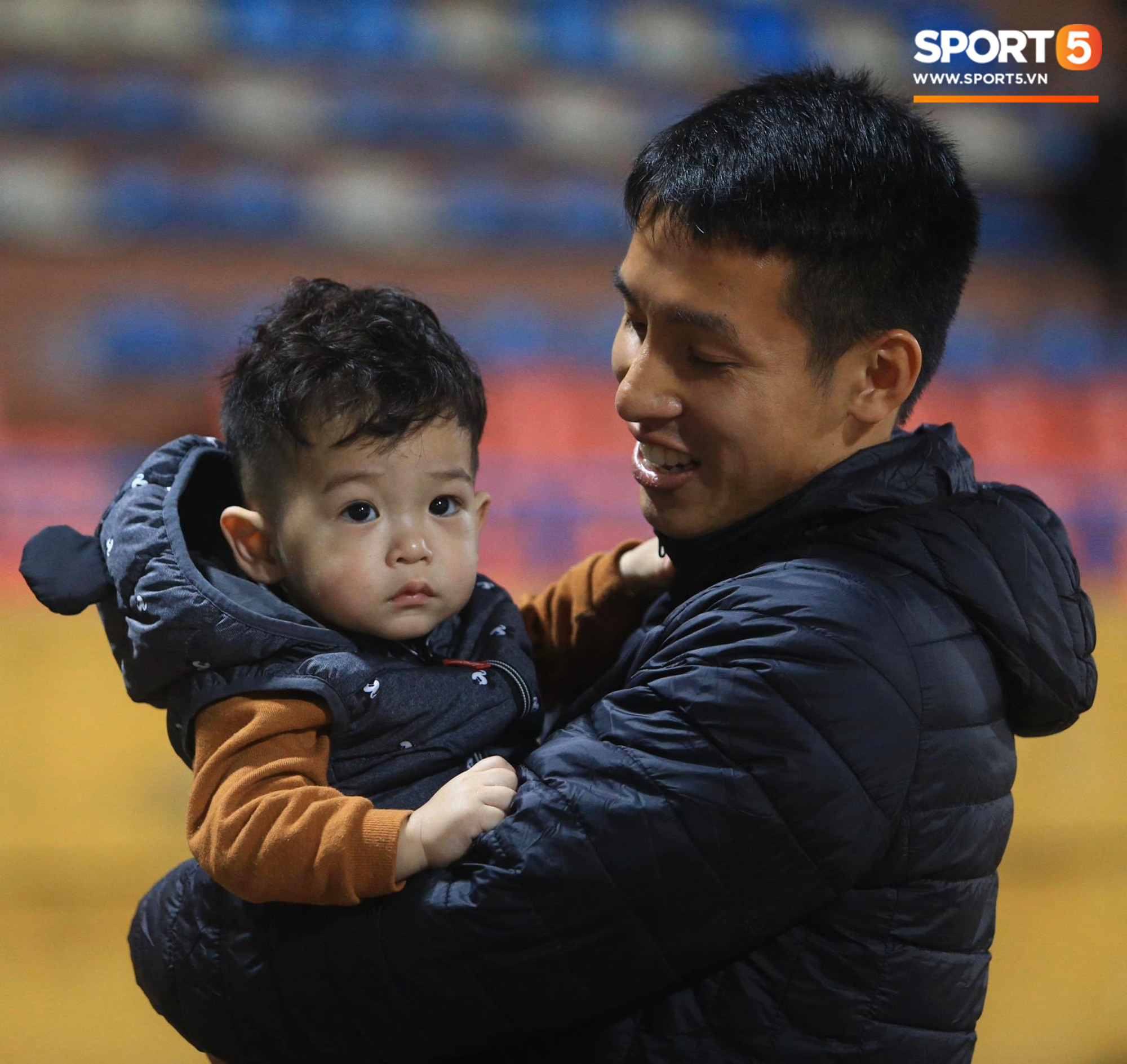 Con trai Hùng Dũng tinh nghịch trên sân trước trận Hà Nội FC gặp CLB Bình Dương - Ảnh 1.