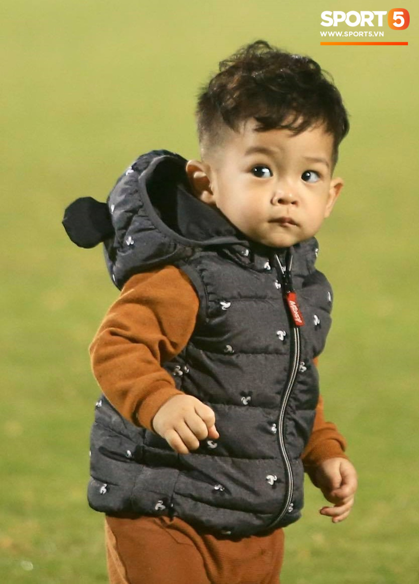 Con trai Hùng Dũng tinh nghịch trên sân trước trận Hà Nội FC gặp CLB Bình Dương - Ảnh 3.