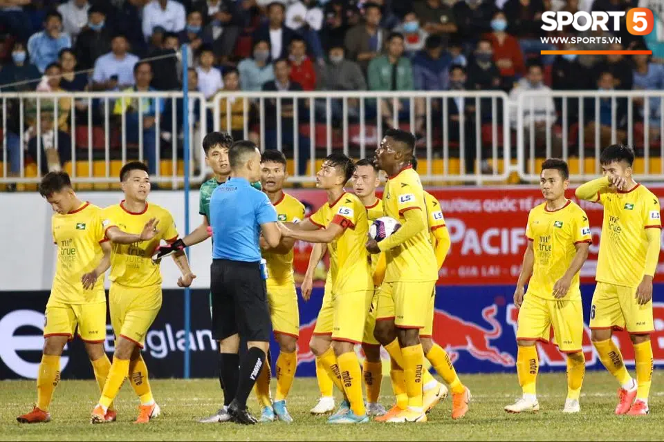 Kiatisuk thắng, bầu Đức cười và chiếc thẻ đỏ may mắn từ trung vệ U22 Việt Nam - Ảnh 2.