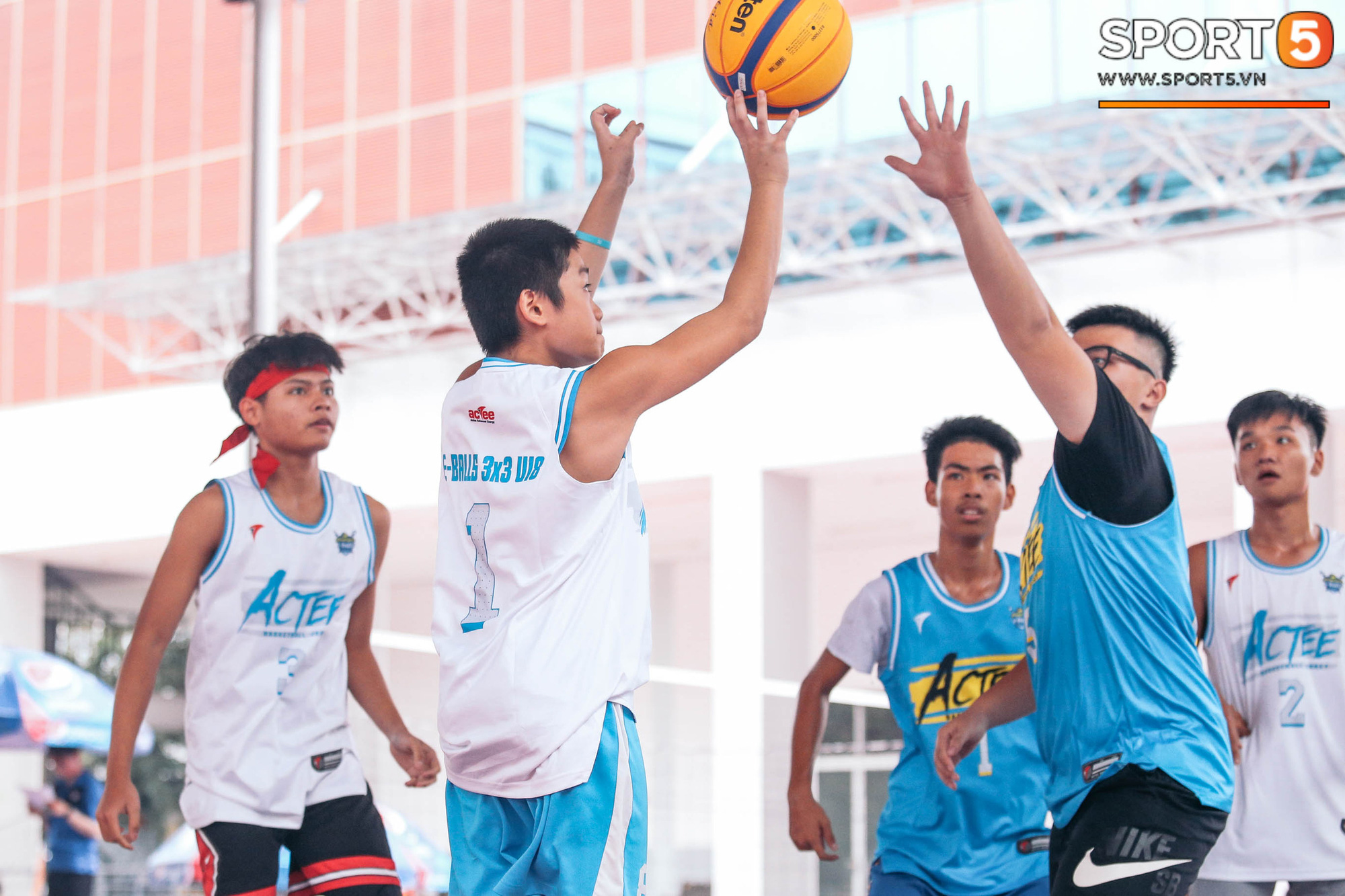 Cầu thủ nhí từng đánh bại Khoa Trần tỏa sáng rực rỡ ở 3x3 E-Balls League, đến cả cựu sao VBA cũng phải vỗ tay khen ngợi - Ảnh 3.