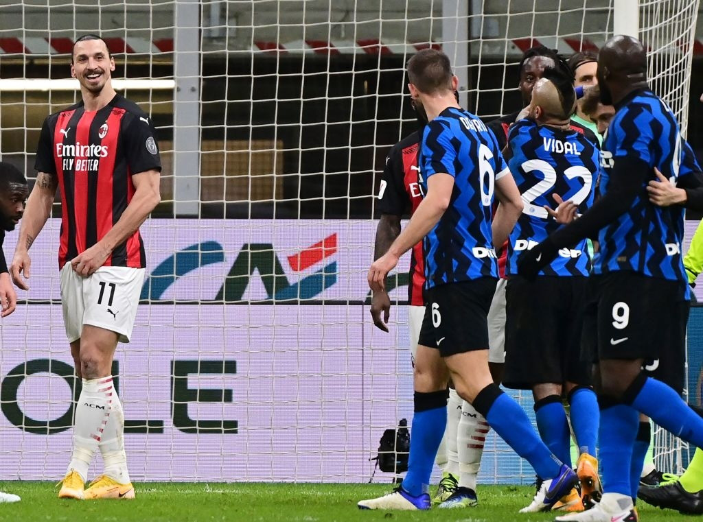 Zlatan Ibrahimovic và Romelu Lukaku &quot;khẩu chiến&quot; dữ dội trong trận derby Milan - Ảnh 1.