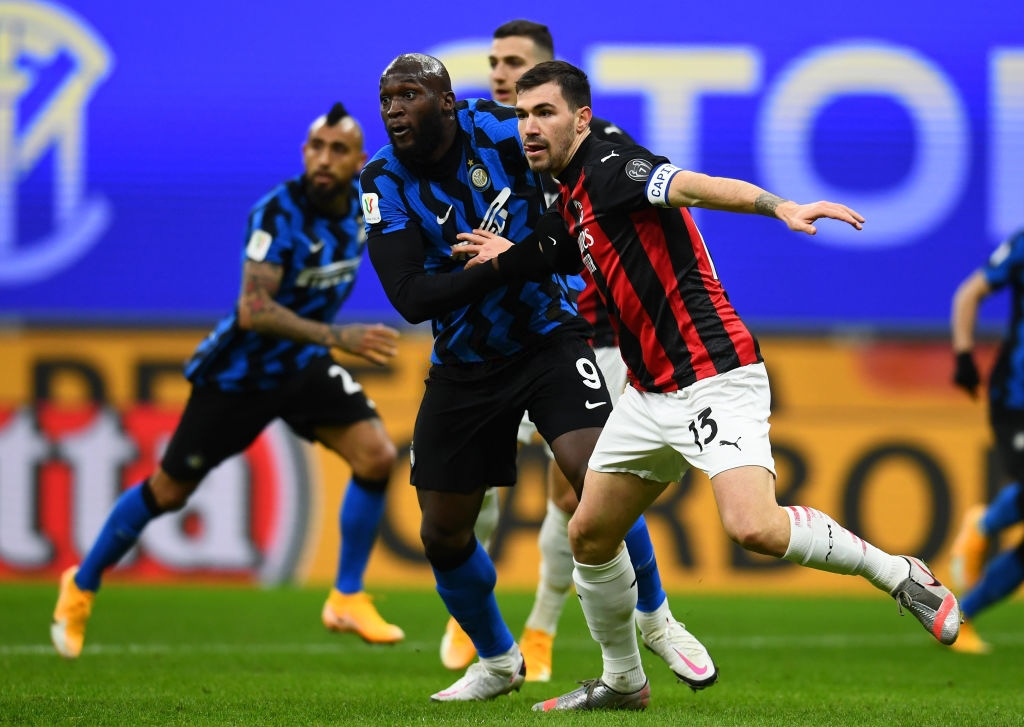 Zlatan Ibrahimovic và Romelu Lukaku &quot;khẩu chiến&quot; dữ dội trong trận derby Milan - Ảnh 3.