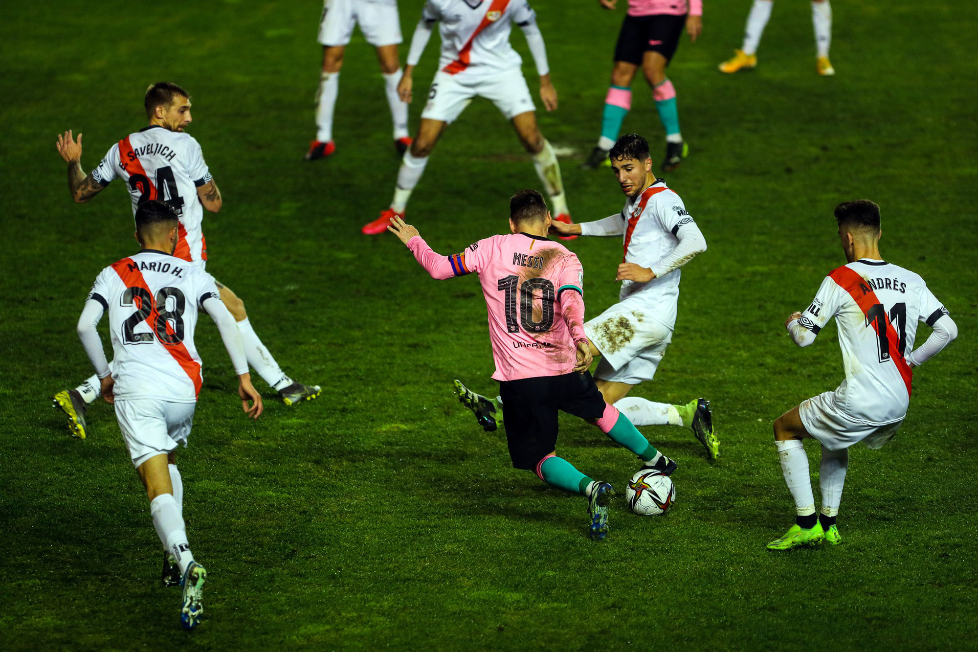 Messi rê bóng qua cả thủ môn nhưng dứt điểm hỏng ăn trước khung thành trống - Ảnh 4.