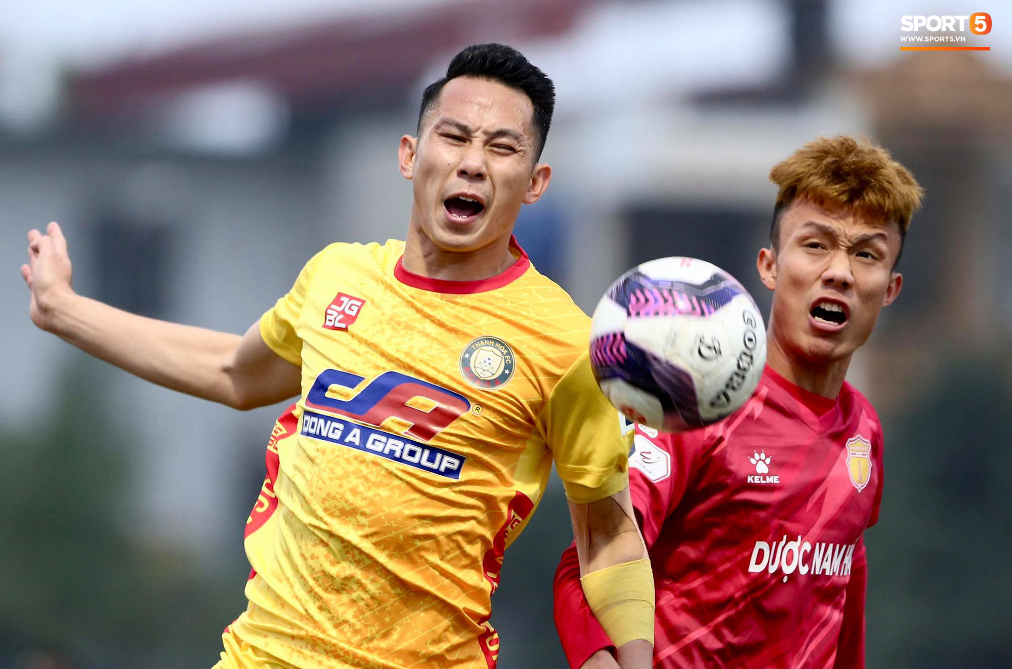 V.League cấm khán giả vì Covid-19, CĐV Thanh Hoá vẫn tụ tập cùng xem trận gặp Nam Định FC - Ảnh 8.