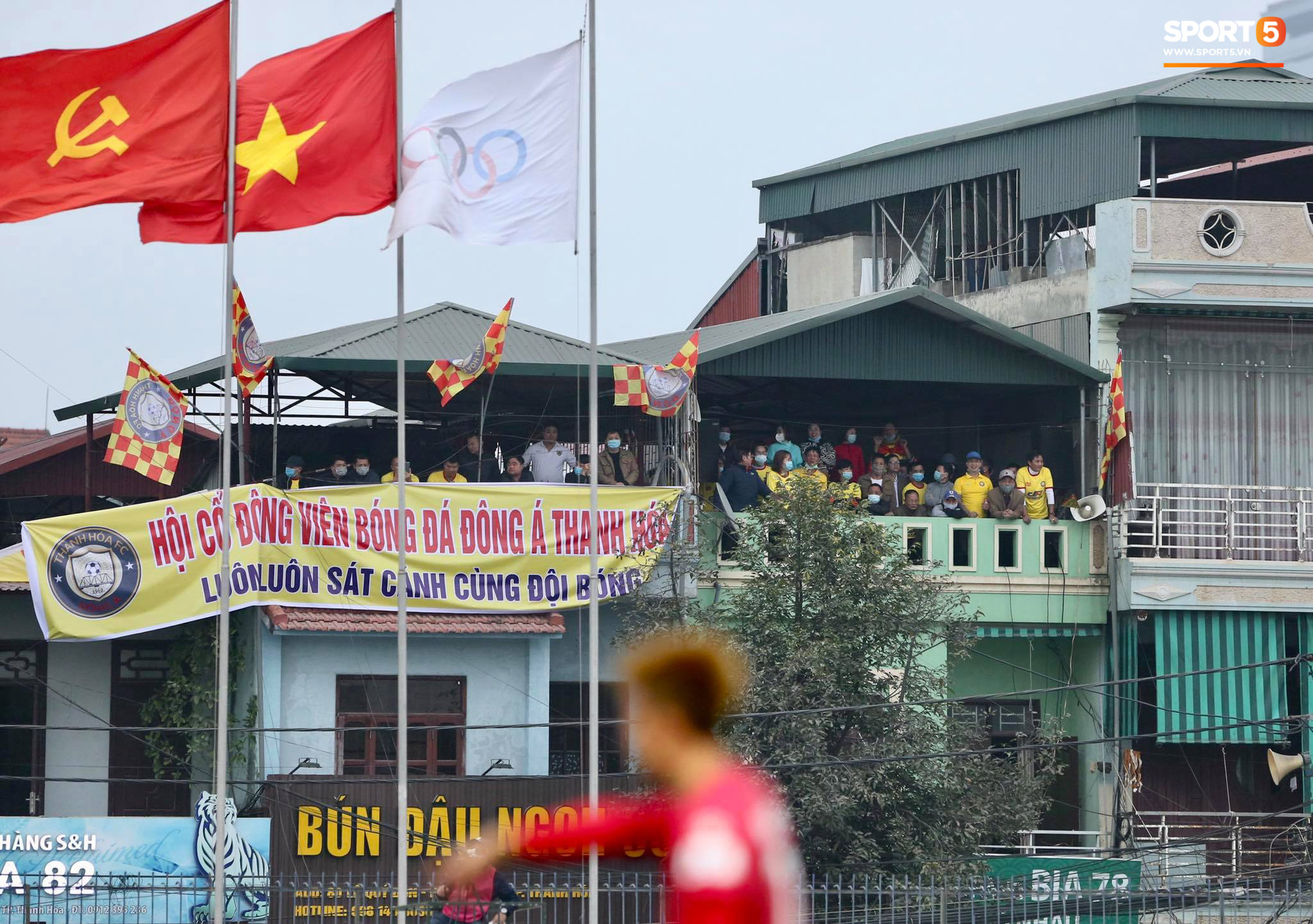 V.League cấm khán giả vì Covid-19, CĐV Thanh Hoá vẫn tụ tập cùng xem trận gặp Nam Định FC - Ảnh 1.