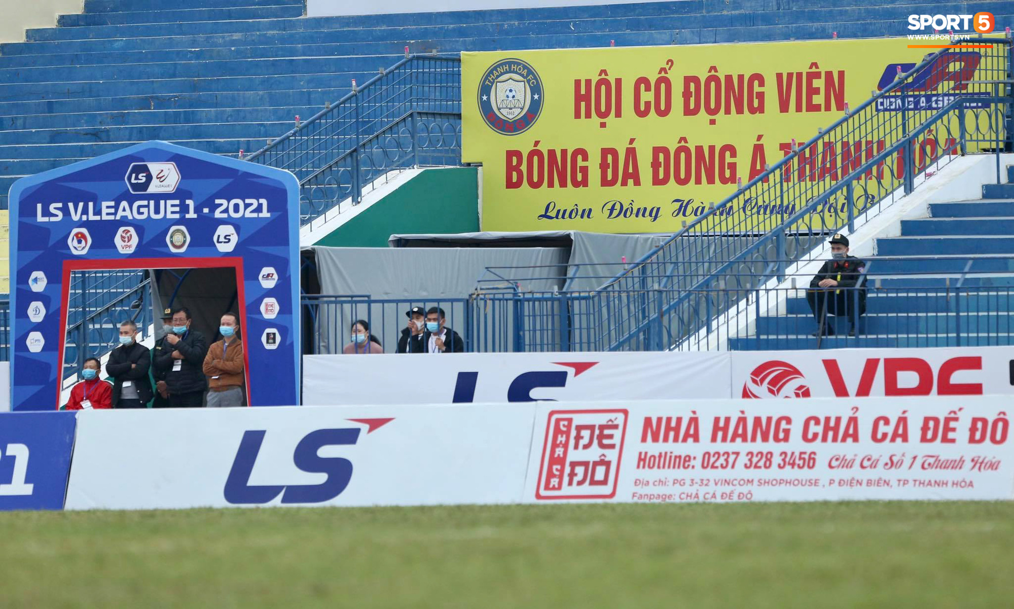 V.League cấm khán giả vì Covid-19, CĐV Thanh Hoá vẫn tụ tập cùng xem trận gặp Nam Định FC - Ảnh 5.