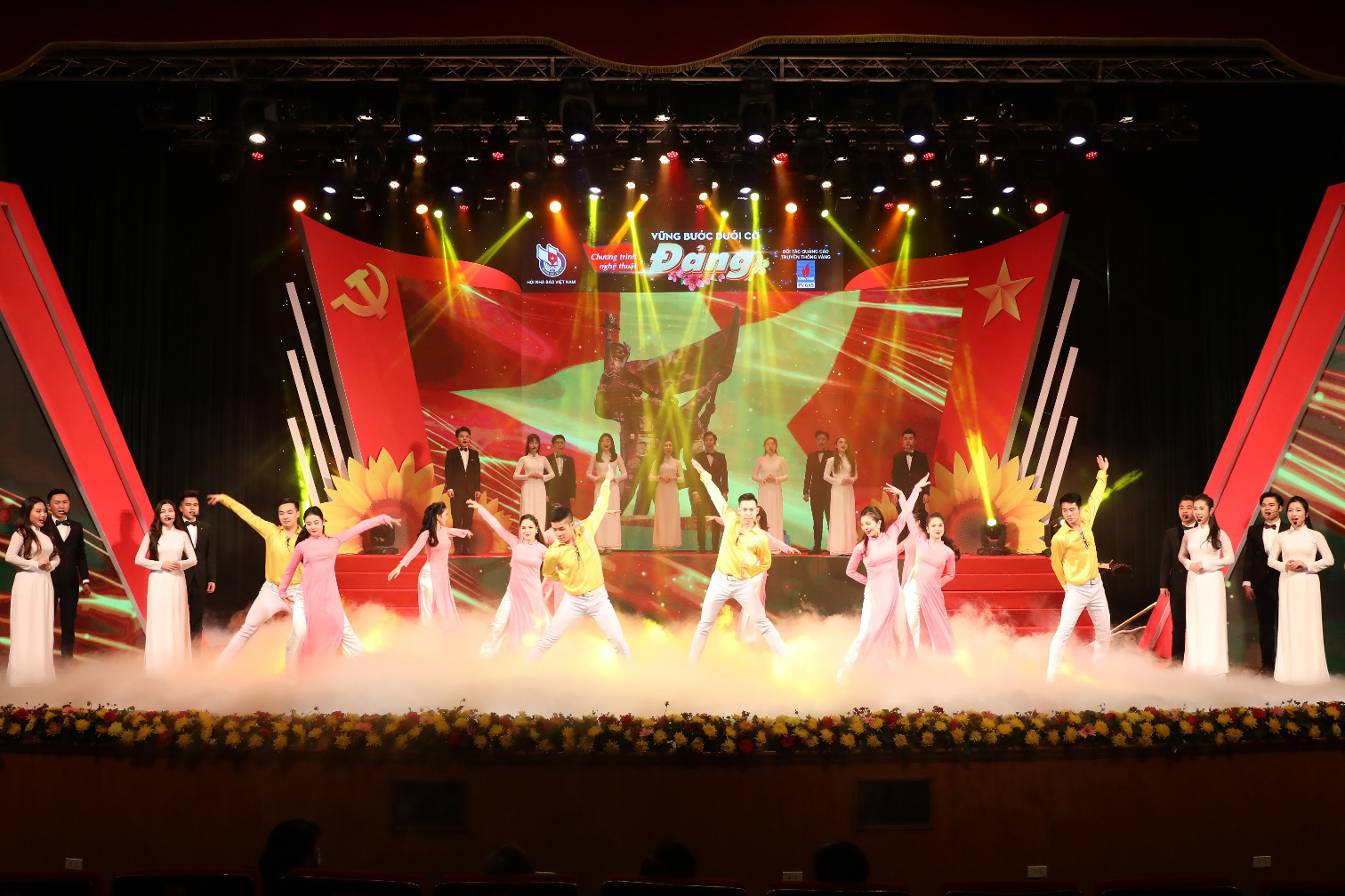 Trào dâng niềm tự hào với các ca khúc về Đảng trong “Vững bước dưới cờ Đảng” - Ảnh 1.