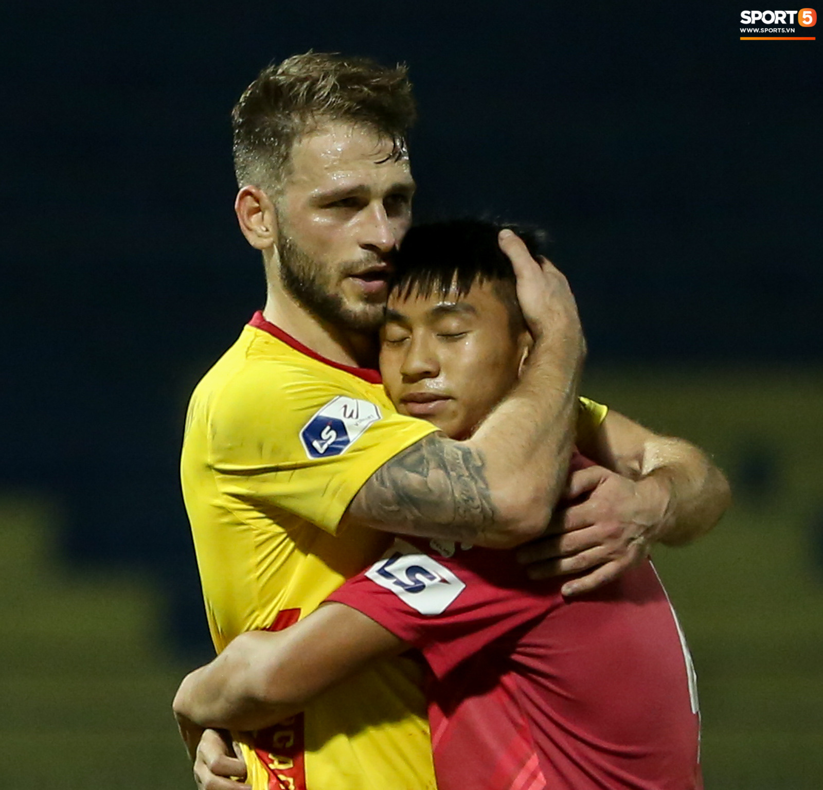 Dành chiến thắng trước Nam Định FC, ngoại binh Gramoz chia sẻ thú vị về đội bóng cũ và HLV Nguyễn Văn Sỹ - Ảnh 3.