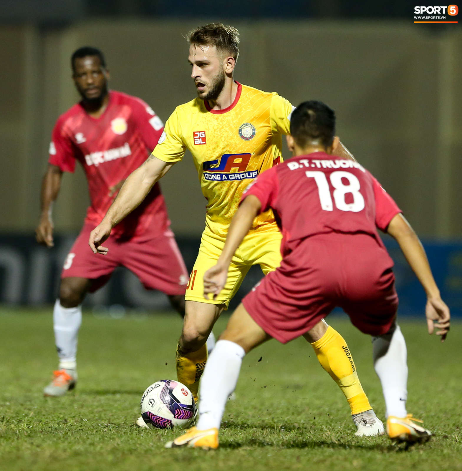 Dành chiến thắng trước Nam Định FC, ngoại binh Gramoz chia sẻ thú vị về đội bóng cũ và HLV Nguyễn Văn Sỹ - Ảnh 2.