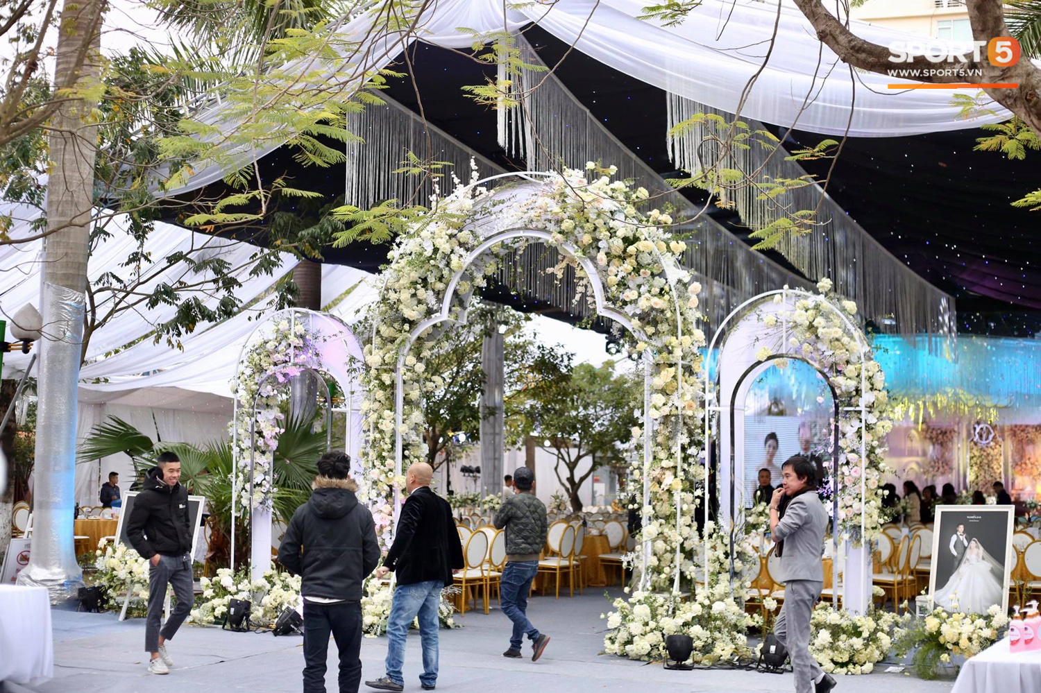 Đám cưới Tiến Dũng và Khánh Linh ở Bắc Ninh: Mời hơn 1500 khách, quà cảm ơn trao tay ngọt ngào - Ảnh 1.