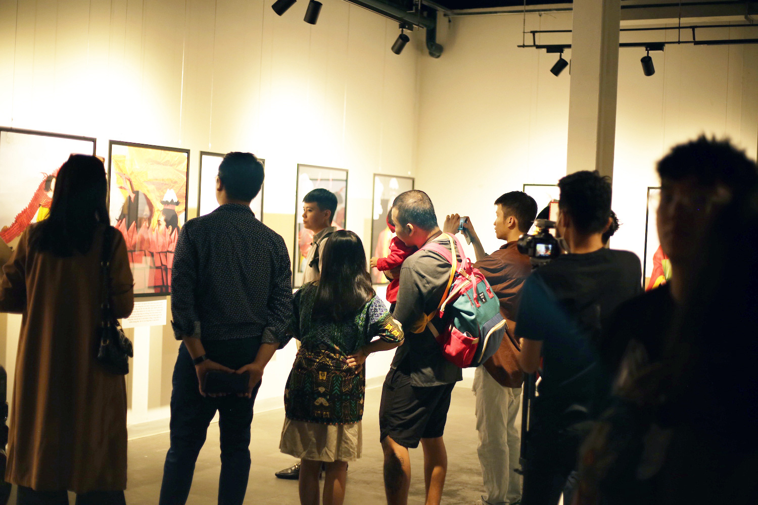 Wowy, Quang Đăng, Dustin Nguyễn xúc động khi xem triển lãm ảnh quảng bá văn hóa Việt Nam - Ảnh 17.