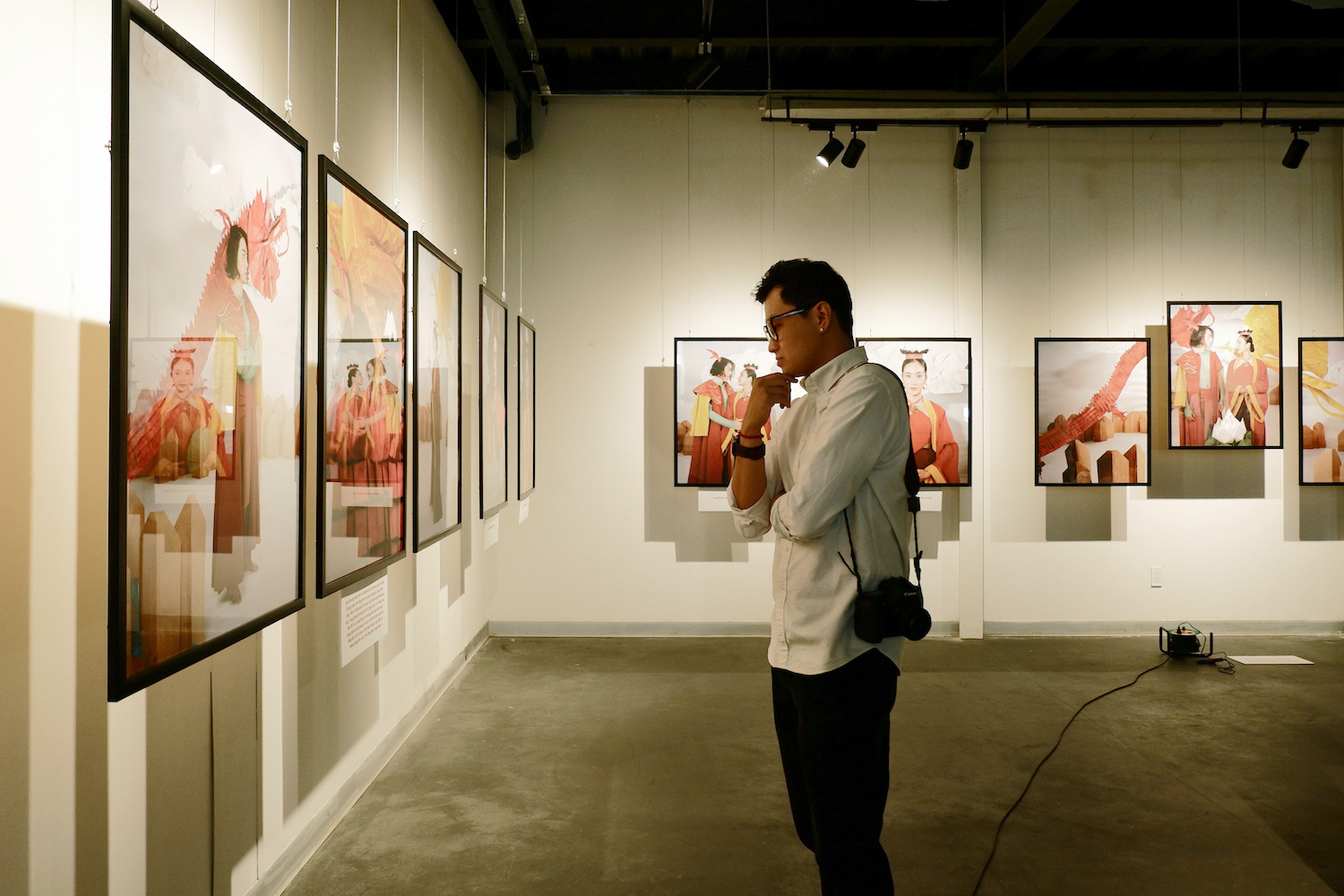 Wowy, Quang Đăng, Dustin Nguyễn xúc động khi xem triển lãm ảnh quảng bá văn hóa Việt Nam - Ảnh 15.