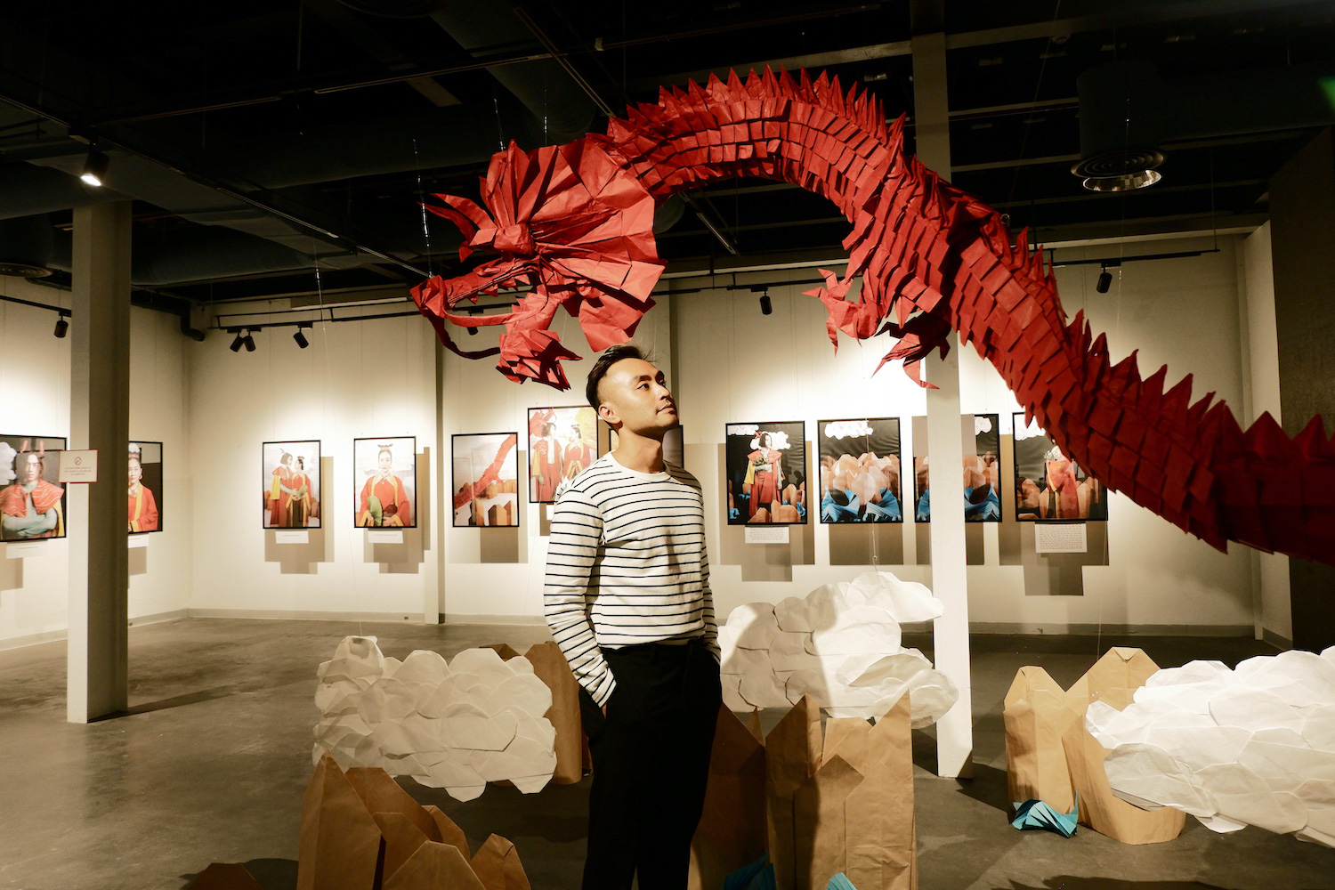 Wowy, Quang Đăng, Dustin Nguyễn xúc động khi xem triển lãm ảnh quảng bá văn hóa Việt Nam - Ảnh 12.