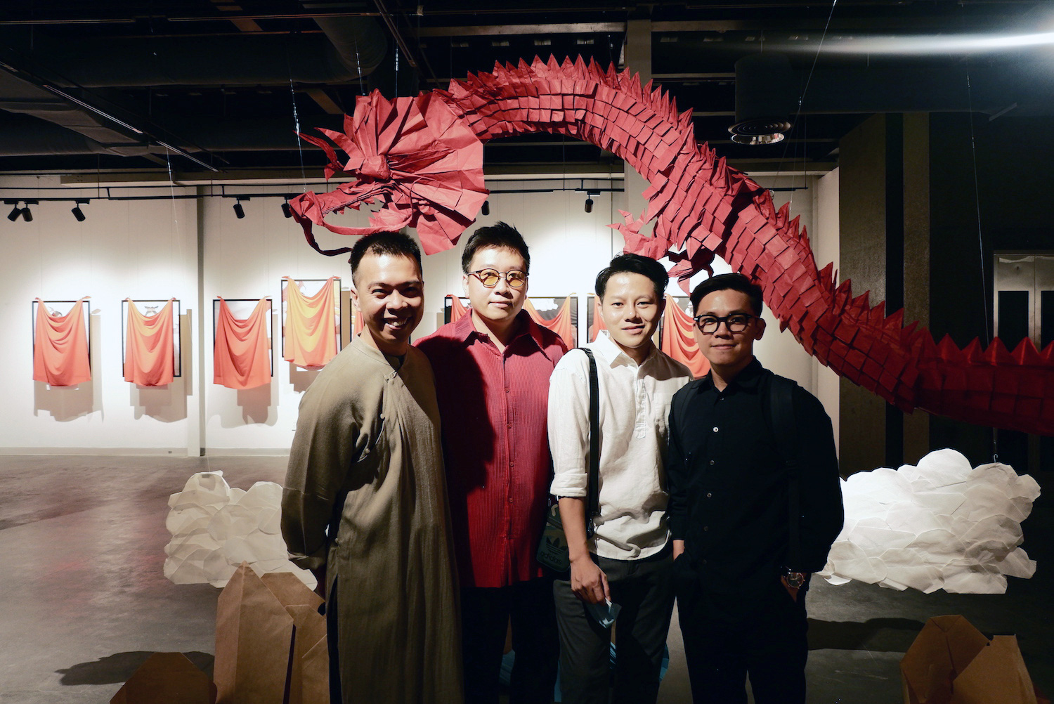 Wowy, Quang Đăng, Dustin Nguyễn xúc động khi xem triển lãm ảnh quảng bá văn hóa Việt Nam - Ảnh 3.