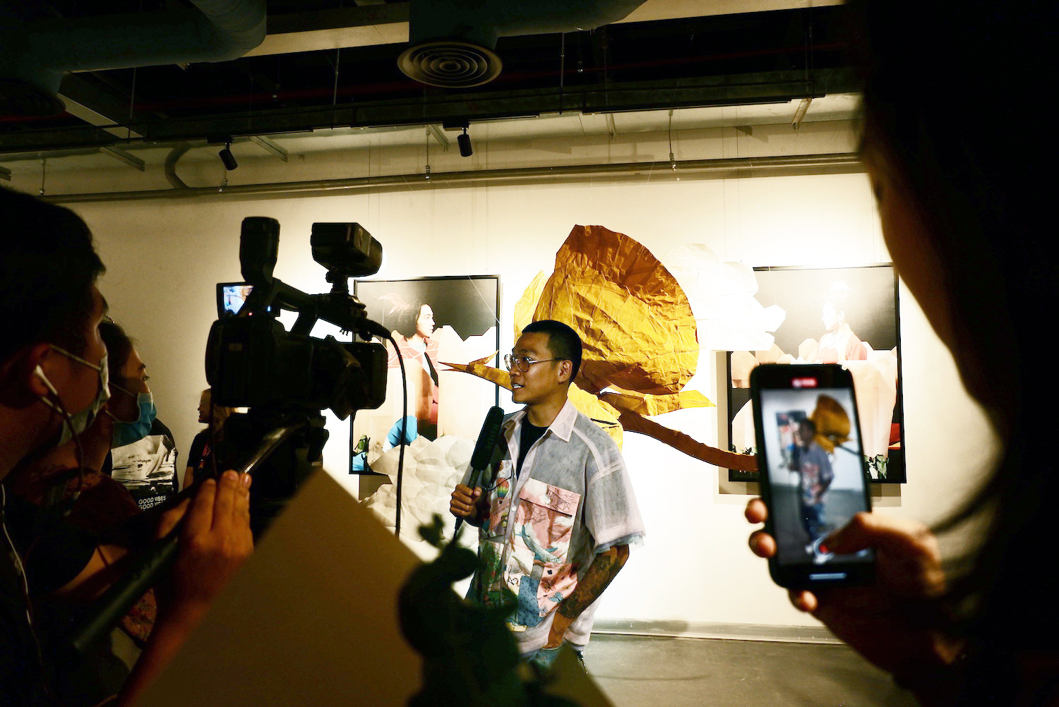 Wowy, Quang Đăng, Dustin Nguyễn xúc động khi xem triển lãm ảnh quảng bá văn hóa Việt Nam - Ảnh 10.