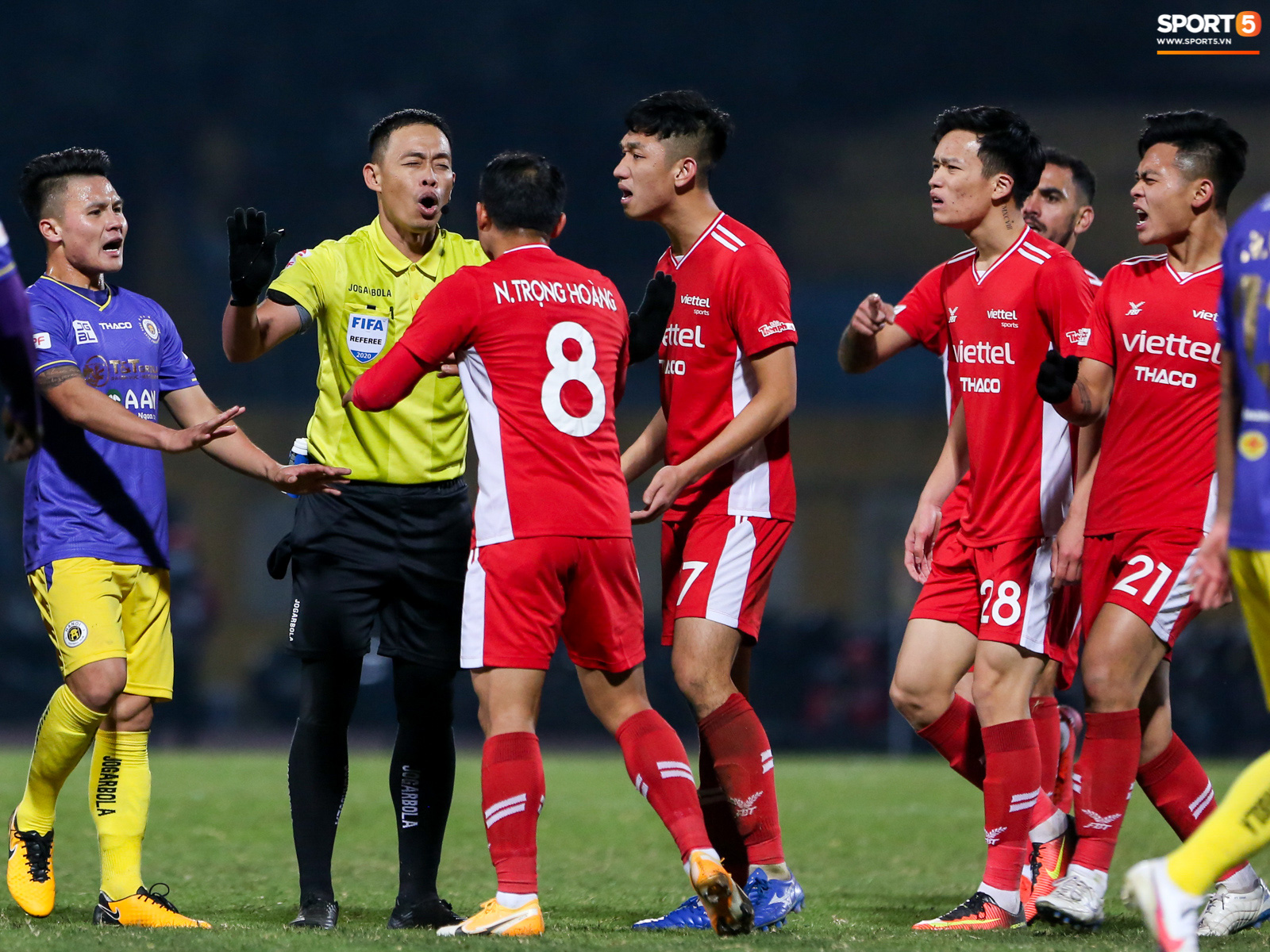 Bị cầu thủ Viettel quây đòi phạt đền, trọng tài FIFA chán đến không buồn giải thích - Ảnh 1.