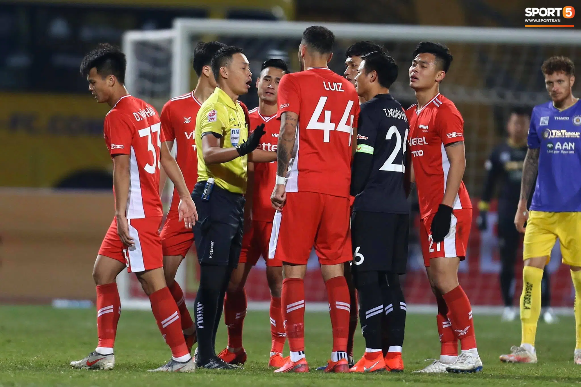Cựu giám sát trọng tài lý giải vì sao bóng chạm tay Bùi Hoàng Việt Anh nhưng Hà Nội FC không bị thổi 11m - Ảnh 2.