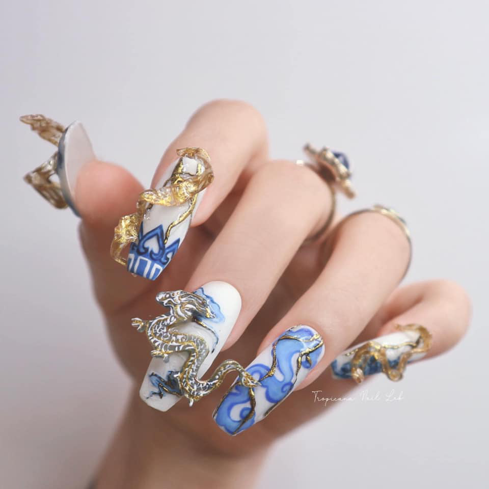 Phát ''cuồng'' với bộ nail diện Tết được lấy ý tưởng từ hoa văn &quot;song long chầu nguyệt'' trên nậm rượu thờ cúng, ý nghĩa mang lại may mắn đuổi vận xui - Ảnh 2.