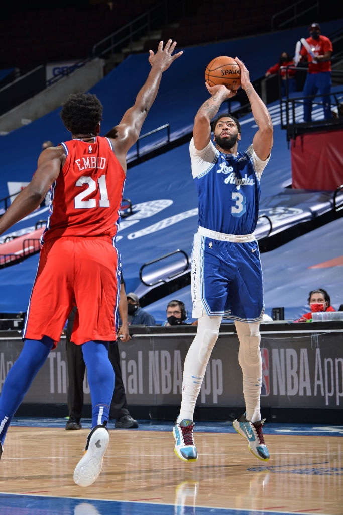 Joel Embiid khẳng định chơi FIFA khó hơn thủ Anthony Davis - Ảnh 2.