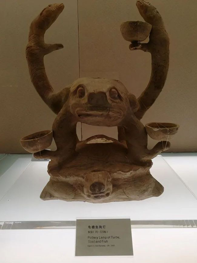 Những cổ vật lạc loài trong viện bảo tàng khiến bạn không thể nhịn cười - Ảnh 1.