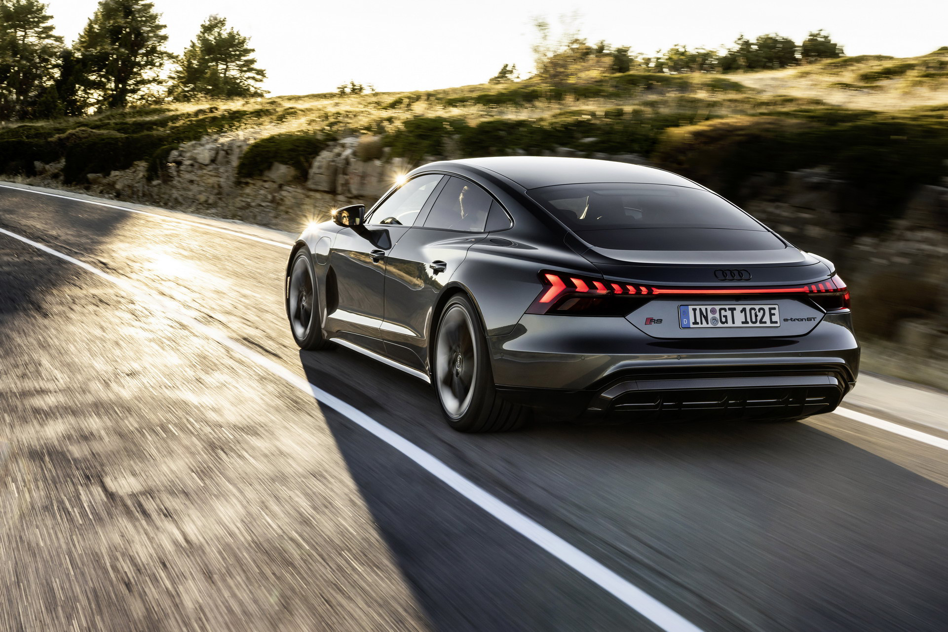 Audi E-Tron GT chính thức ra mắt, chờ ngày về nước đấu Porsche Taycan - Ảnh 2. Audi E-Tron GT chính thức ra mắt, chờ ngày về nước đấu Porsche Taycan - Ảnh 2.