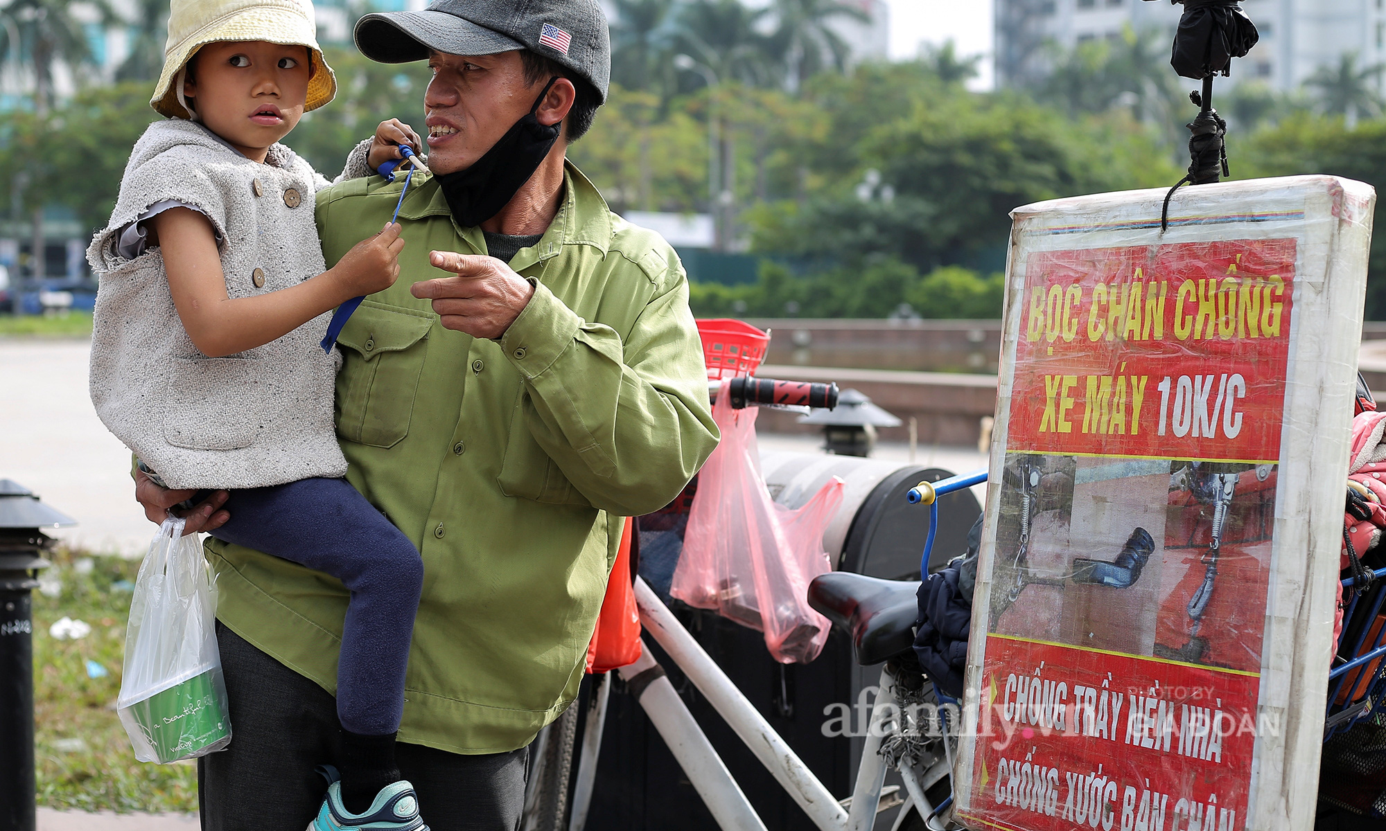 Ông bố đơn thân và những cái tết ngoài đường: &quot;Thêm một cái tết ngoài đường nhưng không bao giờ tôi để con thiếu thốn tình cảm&quot; - Ảnh 5.