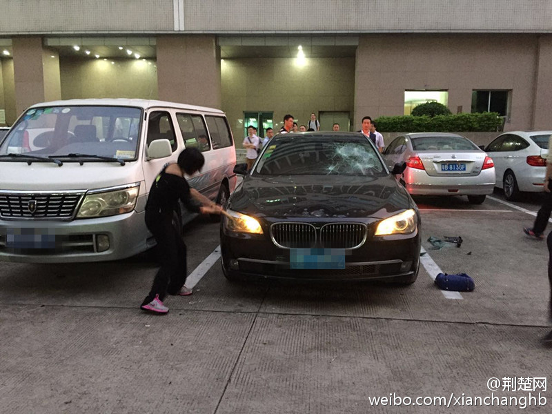 Biết chồng ngoại tình và chở ả nhân tình, người vợ uất ức dùng búa đập vỡ xe tiền tỷ của mình, hình ảnh "bãi chiến trường" gây hoang mang - Ảnh 1.