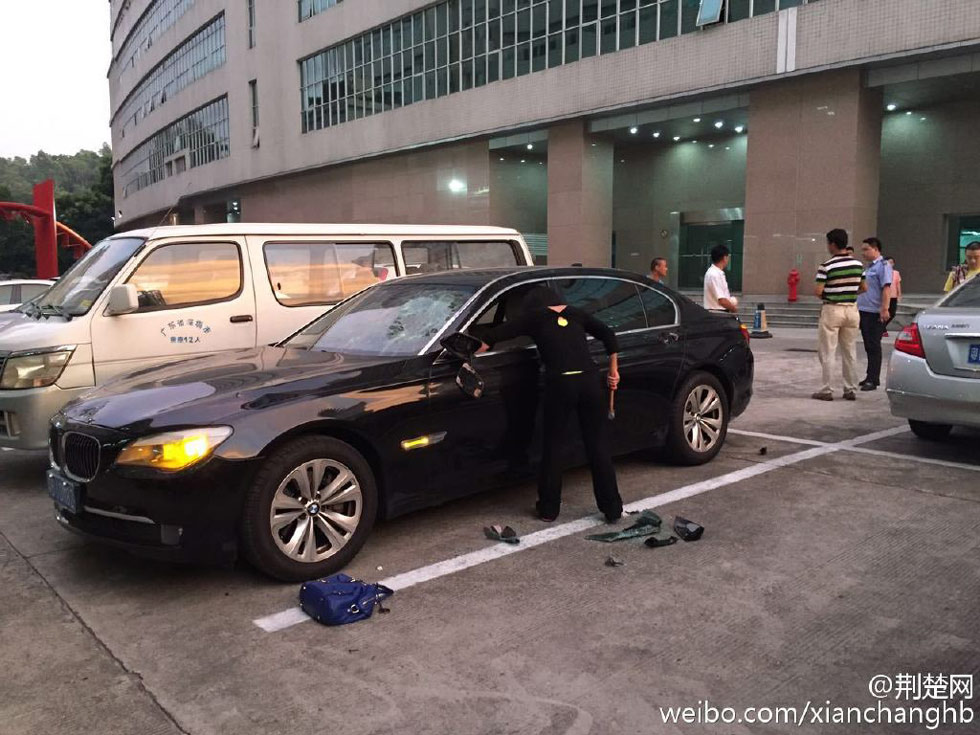 Biết chồng ngoại tình và chở ả nhân tình, người vợ uất ức dùng búa đập vỡ xe tiền tỷ của mình, hình ảnh "bãi chiến trường" gây hoang mang - Ảnh 2.